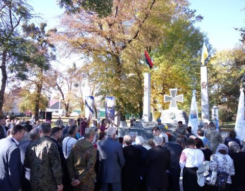 У селищі Красне відкрили пам’ятний знак на честь новітніх Героїв України