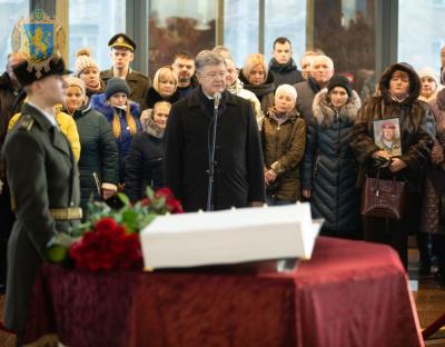 Українці схилять голову тільки вшановуючи своїх героїв, і ні перед ким іншим – Глава держави