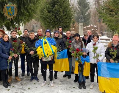 Делегація з Львівщини вшанувала пам’ять В’ячеслава Чорновола на Байковому кладовищі