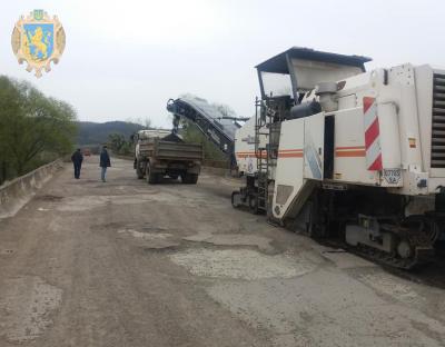 На Жидачівщині відновлюють дорожнє покриття на мостовому переході  автодороги Лукавець-Журавне
