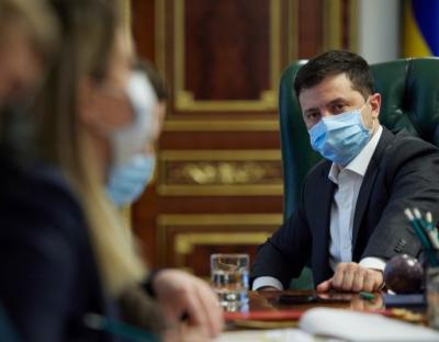 Покращення епідемічної ситуації в Україні та протидію новому штаму COVID-19 «Омікрон» обговорили на селекторній нараді у Президента