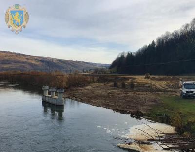 У селі Крушельниця на Сколівщині триває ремонт мосту