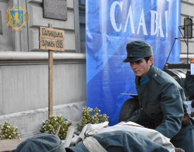Біля будівлі Львівської ОДА реконструктори відтворюють події сторічної давнини