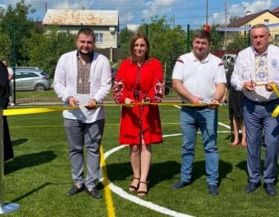 Футбольне поле та зона для відпочинку: у Солонці з’явився сучасний дитячий майданчик для занять спортом