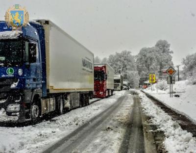 Водіїв великогабаритних транспортних засобів просять утриматися від поїздок на час негоди