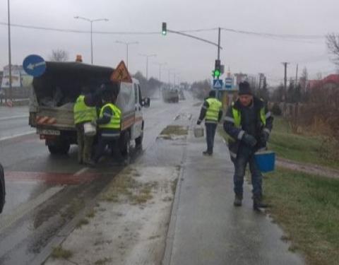 Через негоду та ожеледицю на дорогах Львівщини у посиленому режимі працює спецтехніка