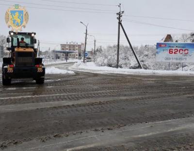 На дорогах Львівщини працює снігоочисна техніка