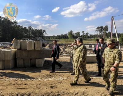 Президент ознайомився із ходом будівництва житла для військових  на Львівщині