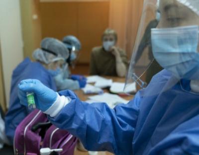 Медики, комунальники та місцеві урядовці мають щепитися від COVID-19 до 31 січня