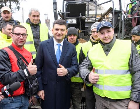 Глава Уряду про початок нового дорожнього сезону: Наше стратегічне завдання відійти від ямкового ремонту і системно будувати дороги