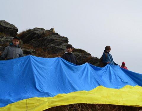 Понад 200 мешканців Львівщини взяли участь у сходженні на гору Пікуй до Дня захисників та захисниць України