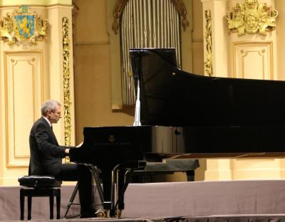 З нагоди фестивалю «Французька весна 2021» у Львівській філармонії відбувся концерт французького піаніста Максима Зеккіні