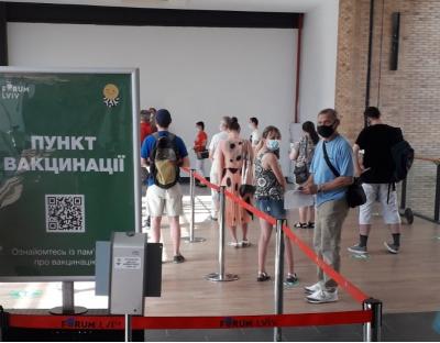 Майже 5000 осіб отримали щеплення у центрах вакцинації цими вихідними