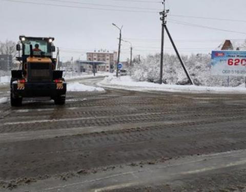 35 одиниць снігоприбиральної техніки очищують дороги Львівщини від снігу