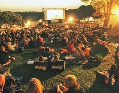 «Театр іде до тебе»: у Львові влаштовують театр просто неба з дотриманням усіх правил карантину