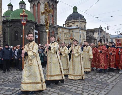 Тисячі вірян спільно молились під час Хресної ходи у Львові