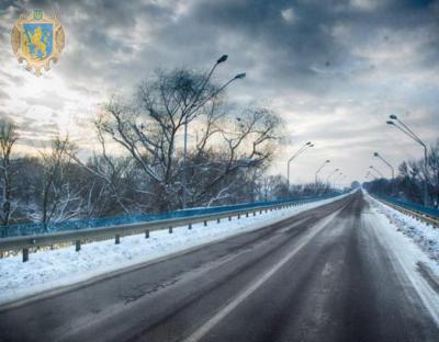 79 одиниць снігоприбиральної техніки очищують дороги Львівщини від снігу