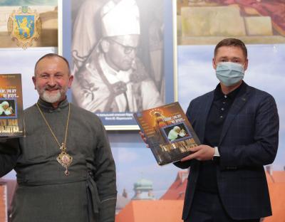 До 100-річчя від дня народження святого Івана Павла ІІ у Львові відкрили виставку «Він змінював світ»