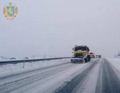Дороги Львівської області очищують від снігу