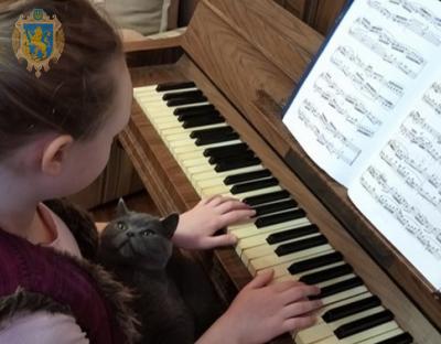 Під час карантину учні мистецьких шкіл Львівщини навчаються онлайн та заохочують до музичних челенджів