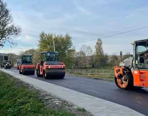 Дорожники асфальтують ділянку в межах села Топільниця