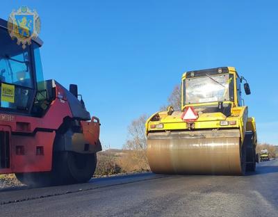 Автомобільну дорогу, що веде до Поморянського замку завершують ремонтувати 