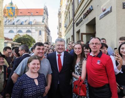 Найбільша окраса Львова - привітні та доброзичливі люди - Президент поспілкувався з львів’янами та прогулявся містом