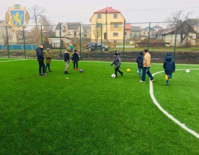 На Самбірщині облаштували футбольне поле зі штучним покриттям