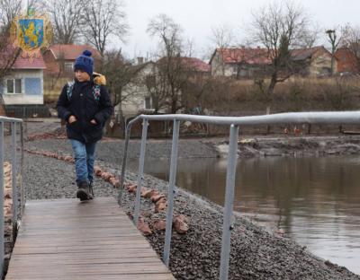 Берегові укріплення та очищення ставу: на Городоччині виконали роботи з благоустрою водойми