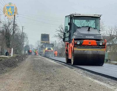 На автомобільній дорозі Садковичі - Чернихів дорожники укладають асфальт