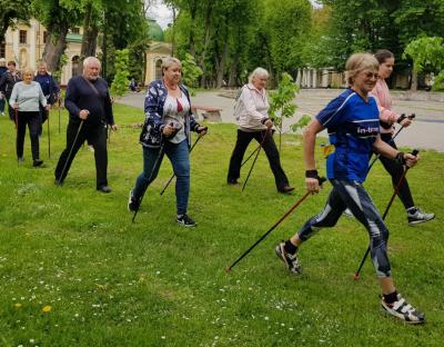 «Спорт для всіх» відновлює тренування зі скандинавської ходьби у Стрийському парку