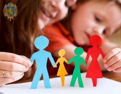 Мін’юст інформує про процедуру усиновлення дитини