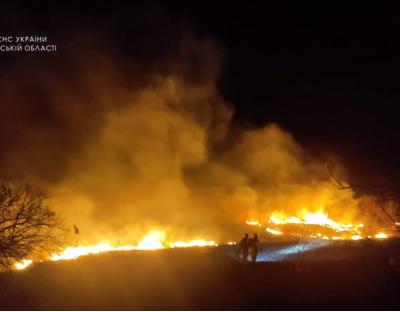 Забудьте про традицію випалювання сухої трави: рятувальники Львівщини звернулись до жителів області