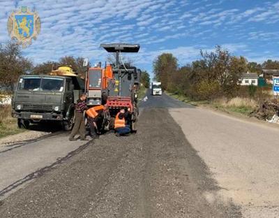 На Львівщині ремонтують дорогу між містами Дрогобич та Стебник