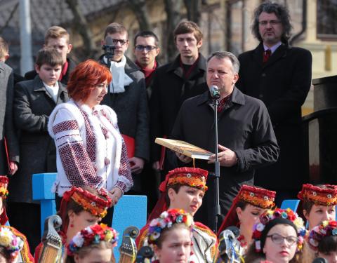 Львівщина подарувала національні костюми українським творчим колективам в Узбекистані (+ВІДЕО) 