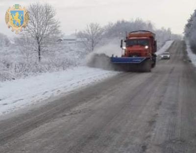 Для очищення доріг від снігу на Львівщині залучили 22 одиниці техніки