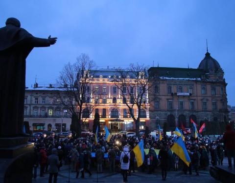 Однині во єдино зливаються століттям одірвані одна від одної частини єдиної України, - в області зачитали Акт Злуки