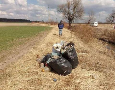 Мешканців Львівщини закликають не смітити вздовж придорожніх смуг