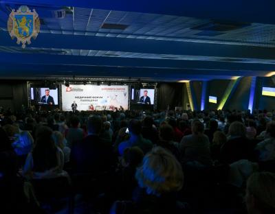 Ми є одна команда і ми будемо продовжувати медичну реформу – Президент на форумі медиків Львівщини