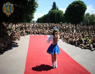 Мистецькі колективи області продовжують дарувати творчі виступи військовослужбовцям