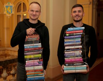 #ЩедрийВівторок: Львівська ОДА передала книги жителям хоспісу в Рава-Руській