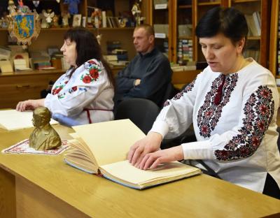 Новий рекорд: на Львівщині триває марафон читання «Кобзаря» шрифтом Брайля