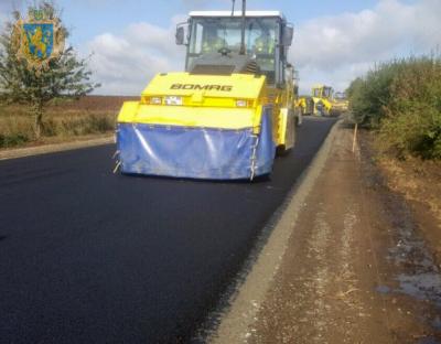 Тривають ремонтні роботи автомобільних доріг у межах Самбірського району