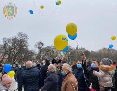 «Моя Україна встала з коліна, вона подолає всі стіни»: діти із Львівщини вшанували Героїв Небесної Сотні (ВІДЕО)