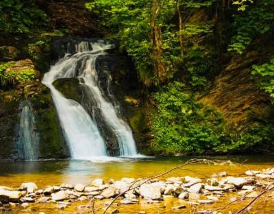 Біля найгучнішого водоспаду Львівщини облаштували альтанки