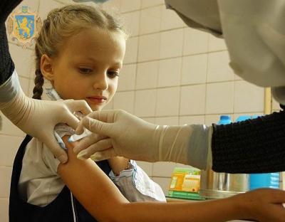 У школах Львівщини триває кампанія щодо необхідності вакцинації дітей проти кору
