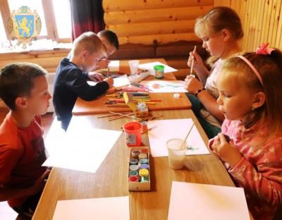 Для дітей та молоді з інвалідністю організували літню арт-терапевтичну майстерню