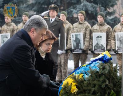 Петро та Марина Порошенки вшанували пам’ять захисників Донецького аеропорту