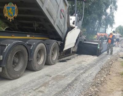 На Дрогобиччині тривають роботи з асфальтування автомобільної дороги 