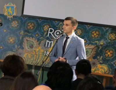 У Львові відкрилась виставка «Забарвлене сонячне світло» Мікші Рота